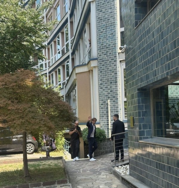 Mr. Golden Ball is about to join! Reporter: Modric undergoes a physical examination in Milan